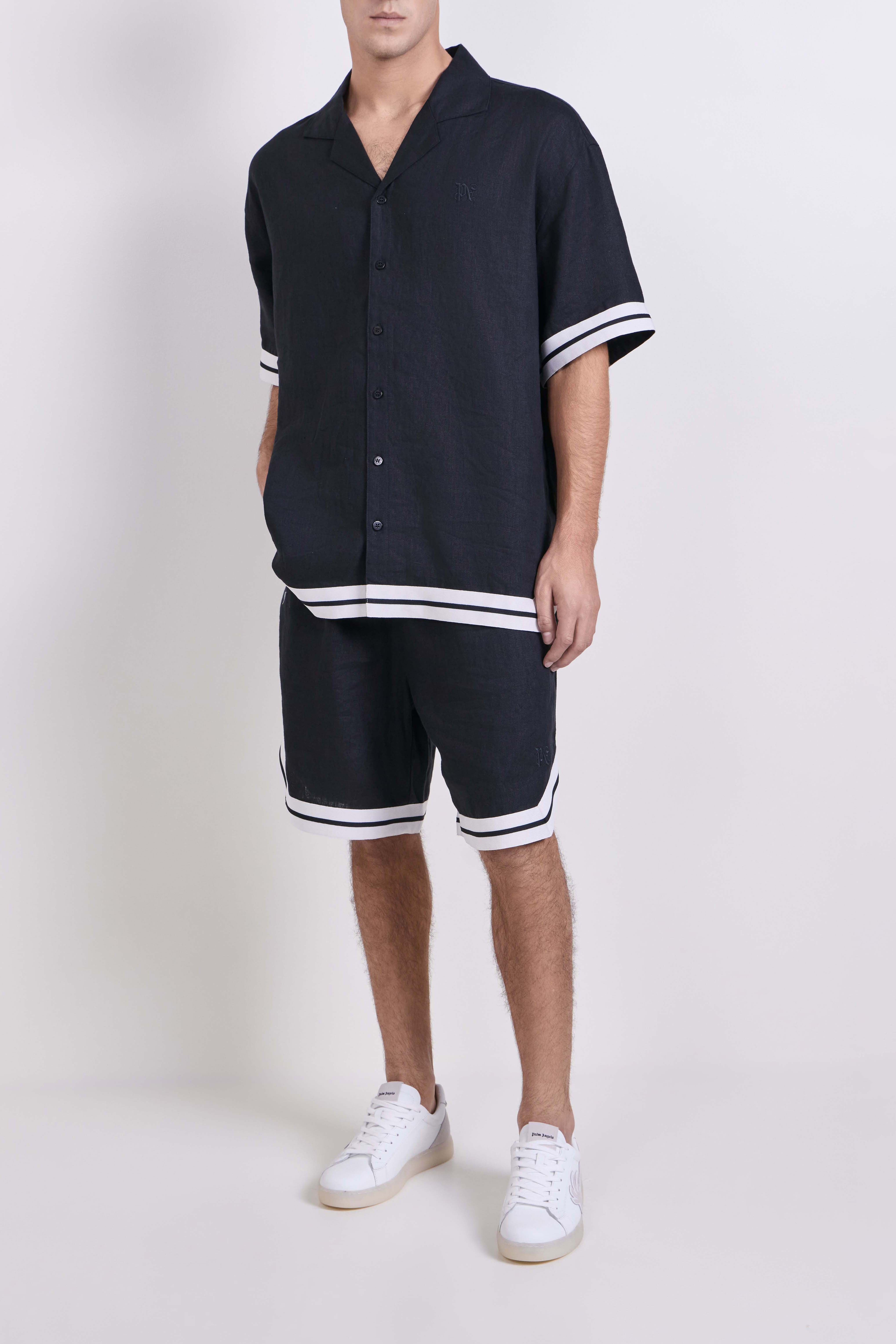 תמונת כל הלוק של חולצת כפתורים קצרה פשתן